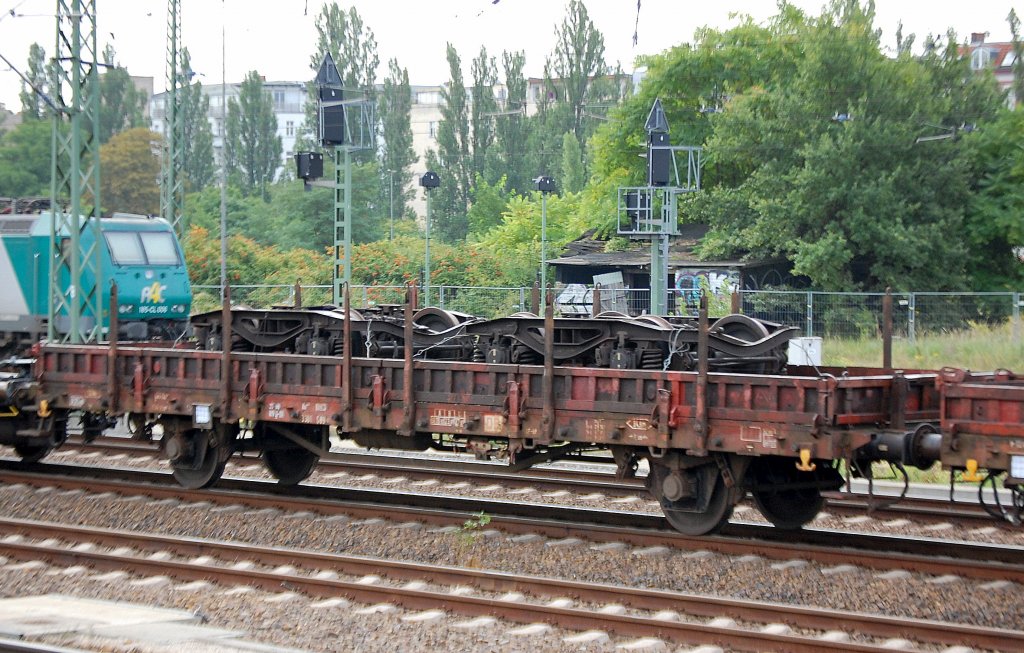 Flachwagen mit zwei Rads�tzen und Rungen der DB beladen mit Drehgestellen eingestellt mit der Nr. 21 RIV 80 D-DB 3301 689-8 Ks 447, 01.09.10 gemischter G�terzug Gbf. Berlin-Moabit.
