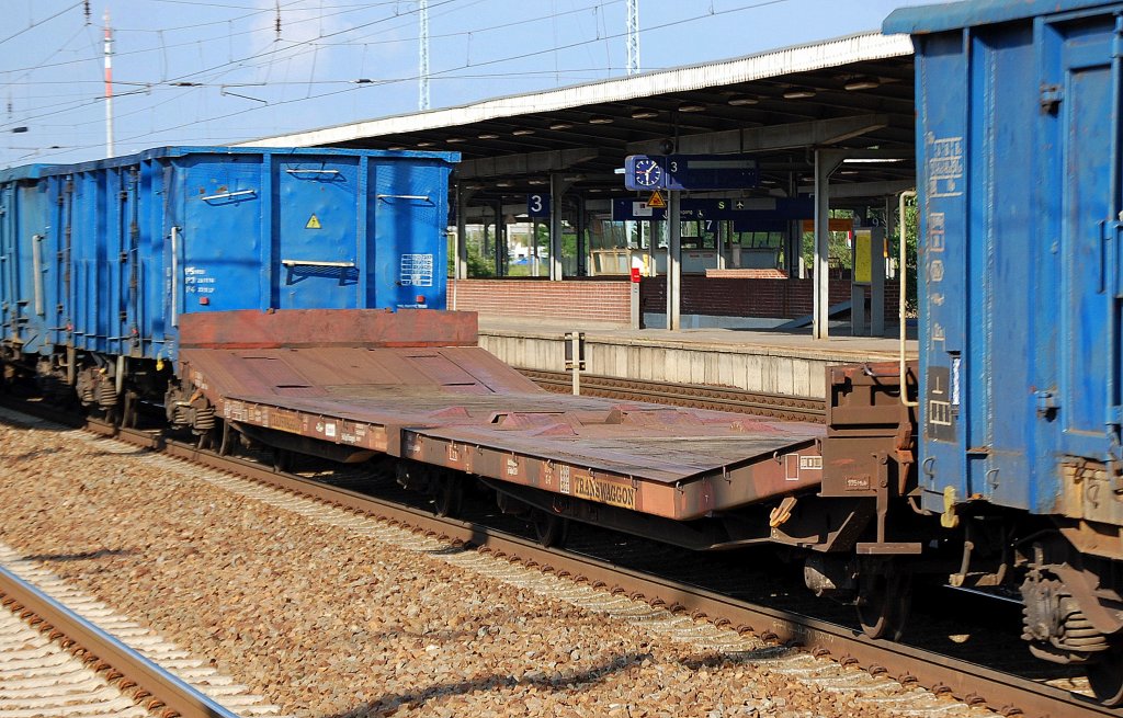 Flachwageneinheit mit abgesenktem Boden vom Einsteller Transwaggon, meist werden diese speziellen Wagen f�r Fahrzeugtransporte verschiedenster Art genutzt. Im Bild der Wagen mit der Nr. 23 RIV 80 D-TWA 4334 334-8(P) Laadks, 04.07.12 Bhf. Flughafen Berlin-Sch�nefeld.