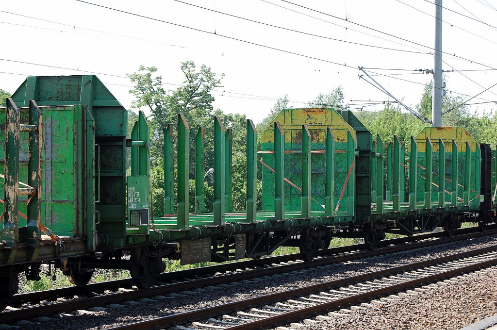 Flachwageneinheit mit Rungen f�r Holztransporte vom Wageneinsteller VTG France SAS eingestellt mit der Nr. 27 RIV 80 D-VTGF 4309 057-2 Laaps, 23.05.12 Berlin-Blankenburg.