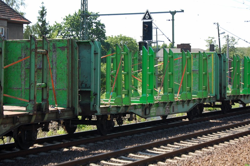 Flachwageneinheiten mit Rungen speziell f�r Holztransporte vom Wageneinsteller VTG France SAS u.a im Einsatz f�r die Fa. PRESS, Raildox und HLG in Deutschland. Im Bild der Wagen 27 RIV 80 D-VTGF 4309 078-8 Laaps, 23.05.12 Berlin-Blankenburg. 