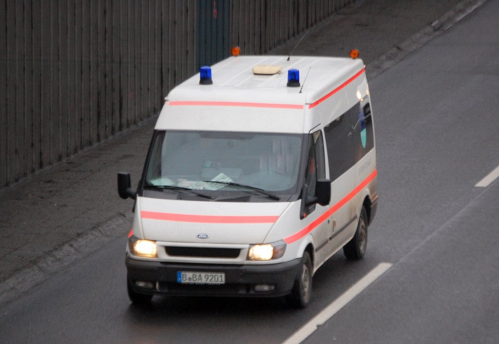 Ford Transit Krankentransporter einer Berliner Firma, seitliches Logo war mir unbekannt, 13.01.11 Berliner Stadtautobahn H�he Knobelsdorffstr.