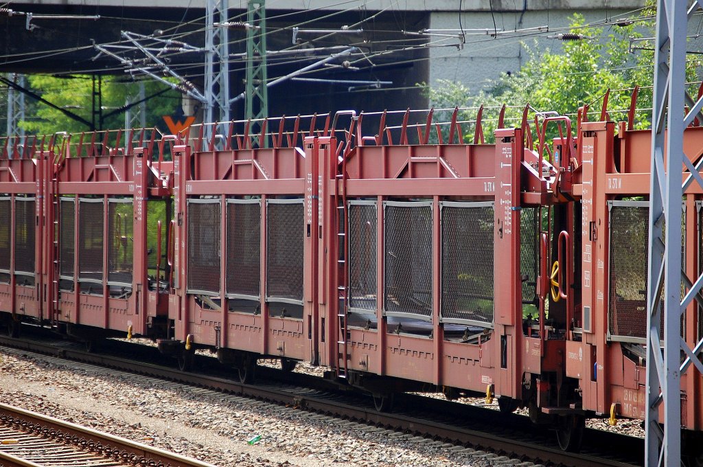 Franz�sische KFZ-Transportwageneinheit vom Wageneinsteller STVA mit der Nr. 23 RIV 87 F-STVA 4292528-8 Laes, 08.08.13 Berlin-Springpfuhl.