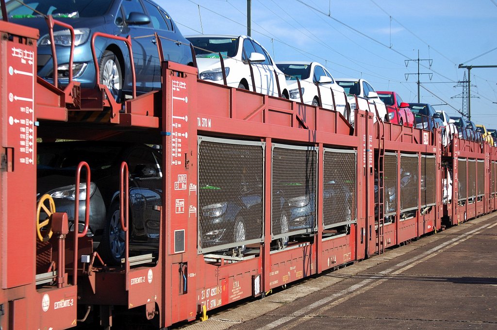 Franz�sische PKW-Transportwageneinheit vom Einsteller S.T.V.A. mit der Nr. 23 RIV 87 F STVA 4292 189-5 Laes beladen mit fabrikneuen Vauxhall Astra, 17.10.12 Bhf. Flughafen Berlin-Sch�nefeld.
