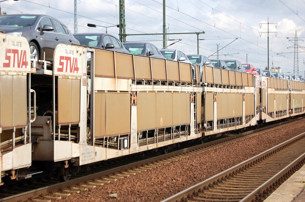 Franz�sische PKW Transportwageneinheiten (STVA) mit fabrikneuen VW beladen, 31.08.11 Bhf. Flughafen Berlin-Sch�nefeld.