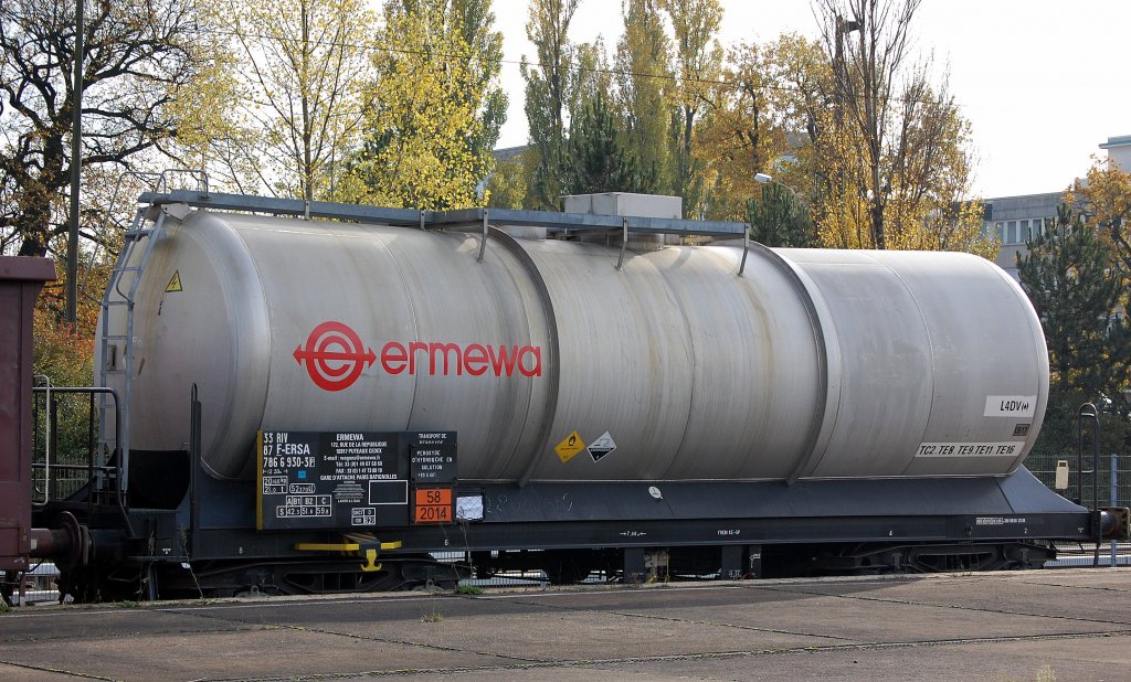 Franz�sischer Kesselwagen vom Einsteller ermewa mit der Nr. 33 RIV 87 F-ERSA 786 6 930-3(P) lt Gefahrstofftafel (58/2014) f�r Wasserstoffperoxid - Transporte, 28.10.08 Bhf. Flughafen Berlin-Sch�nefeld.
