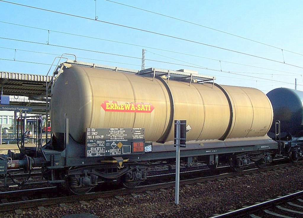 Franz�sischer Kesselwagen der Fa. ERMEWA-SATI eingestellt mit der Nr. 33 RIV 87 SNCF 786 8 859-2(P) lt. Gefahrstofftafel (58/2014) f�r Wasserstoffperoxid-Transporte, Sommer 2008 Bhf. Flughafen Berlin-Sch�nefeld.