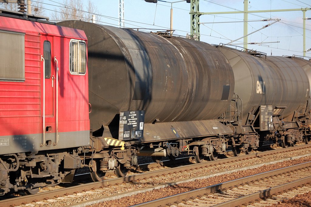 Franz�sischer Kesselwagen (MILLET S.A.) eingestellt mit der Nr. 33 RIV 87 F-MISA 788 0 014-8(P), 26.01.12 Bhf. Flughafen Berlin-Sch�nefeld.