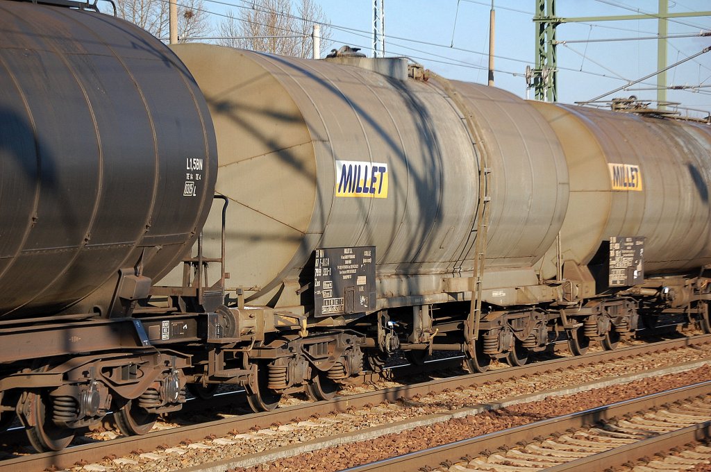 Franz�sischer Kesselwagen (MILLET S.A.) eingestellt mit der Nr. 33 RIV 87 F-MISA 7959 333-8 Zas, 26.01.12 Bhf. Flughafen Berlin-Sch�nefeld. 