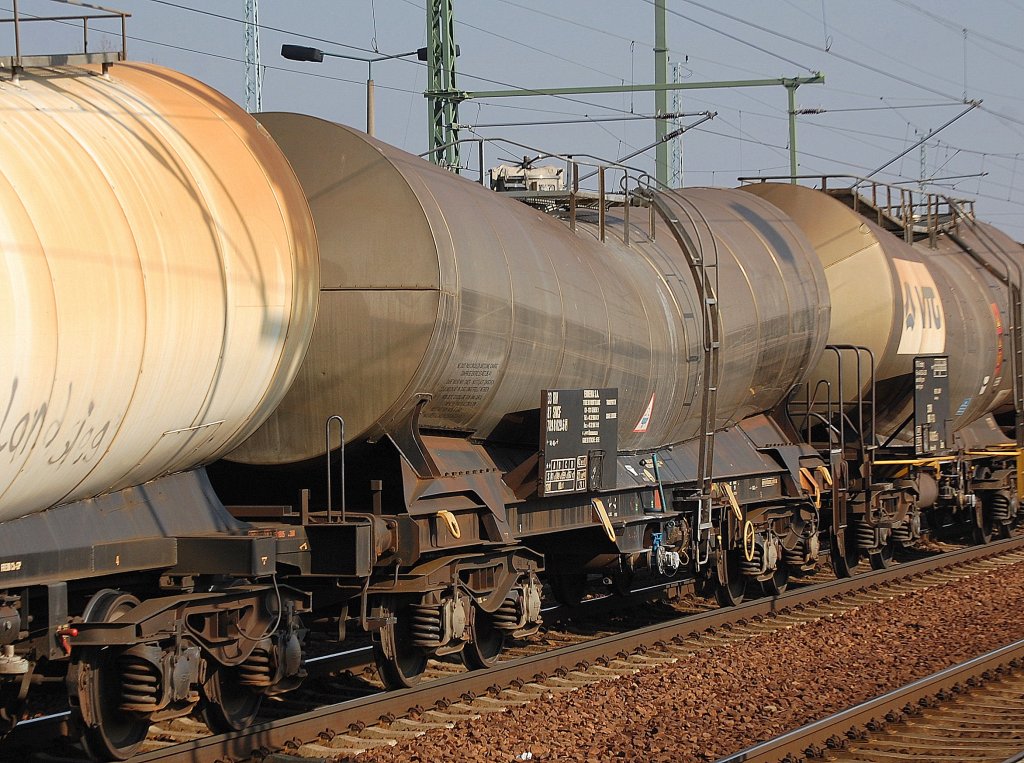 Franz�sischer Knickkesselwagen f�r Kreide-Slurry (Kreideschlammbef�llung) zur Papierproduktion der Fa. ERMEWA S.A. eingestellt mit der Nr. 33 RIV 87 SNCF 789 8 029-6(P), 28.02.11 Bhf. Flughafen Berlin-Sch�nefeld.   