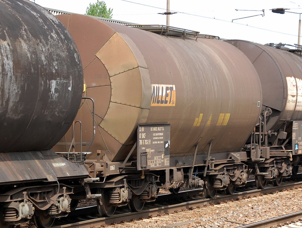 Franz�sischer Privatheizoelkesselwagen der Fa. MILLET S.A. eingestellt mit der Nr. 33 RIV 87 SNCF 786 8703-2(P) am 30.04.12 Bhf. Flughafen Berlin-Sch�nefeld. 