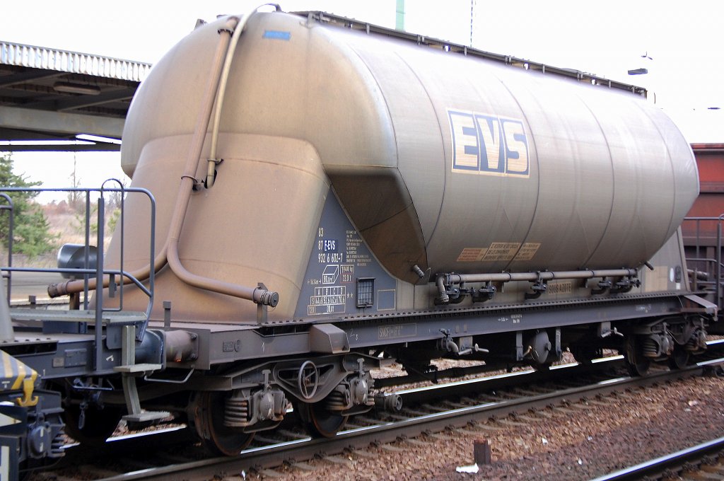 Franz�sischer Staubsilowagen eingestellt mit der Nr. 83 87 F-EVS 932 6 602-7 bei der SNCF am 04.01.12 Bhf. Flughafen Berlin-Sch�nefeld.