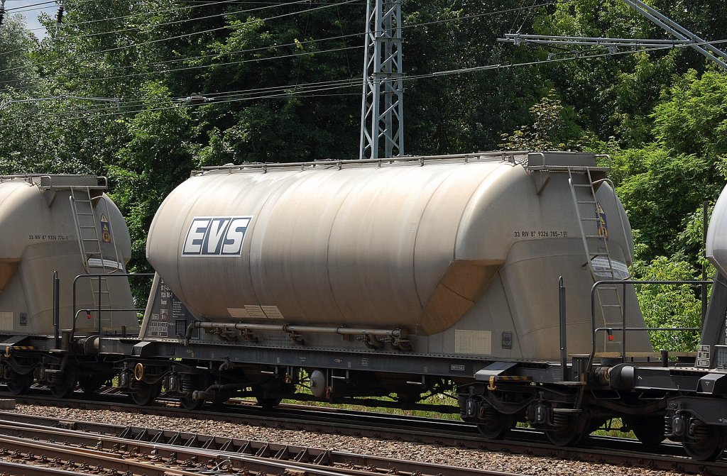 Franz�sischer Staubsilowagen vom Einsteller EVS mit der Nr. 33 RIV 87 F-EVS 9326 785-1 Uacns am 27.06.13 Berlin Springpfuhl.