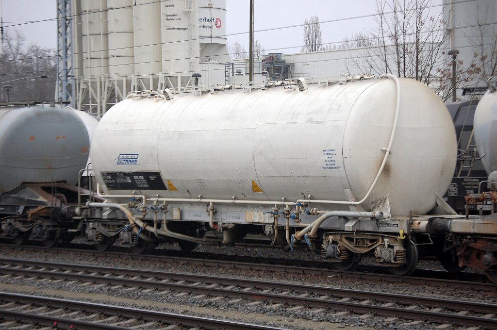 Franz�sischer Staubsilowagen der Fa. ATIR-RAIL eingestellt mit der Nr. 33 RIV 87 F-ATRR 930 6 364-9(P) TRANSPORT DE CIMENT, 03.02.11 Berlin Greifswalder Str.