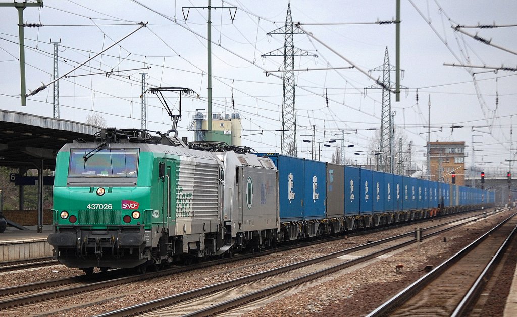 FRET 437026 Leasinglok f�r ITL hat ITL Lok 185 548-6 und Containerzug (Blaue Wand) am Haken, 14.03.12 Bhf. Flughafen Berlin-Sch�nefeld.