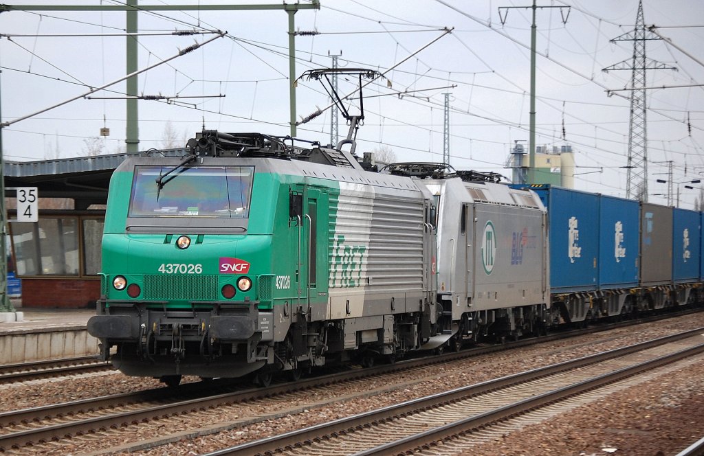 FRET SNCF Lok der ITL 437026 mit 185 548-6 und Containerzug am Haken, 14.03.12 Bhf. Flughafen Berlin-Sch�nefeld.