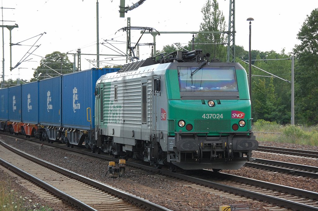 FRET/SNCF 437024 Leasinglok der ITL mit Containerzug (Blaue Wand) am 11.07.11 Bhf. Flughafen Berlin-Sch�nefeld.