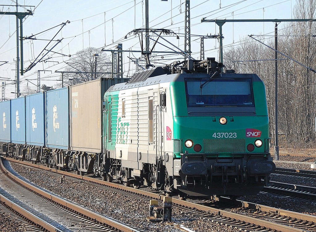 FRET/SNCF Leasinglok 437023 der ITL mit Containerzug(Blaue Wand) am 26.01.12 Bhf. FRlughafen Berlin-Sch�nefeld.