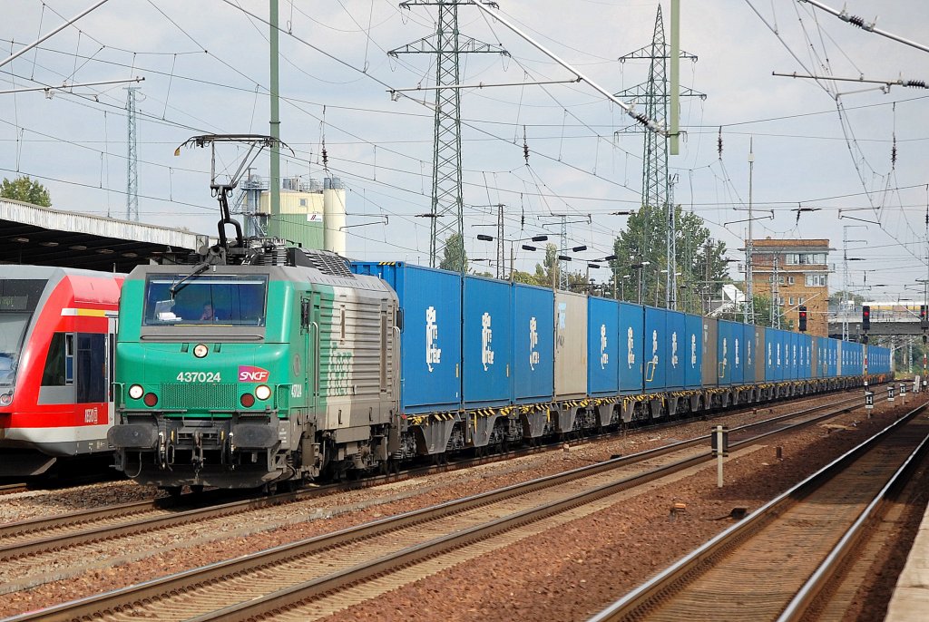 FRET/SNCF Leasinglok 437024 derITL mit Containerzug am 31.08.11 Bhf. Flughafen Berlin-Sch�nefeld.