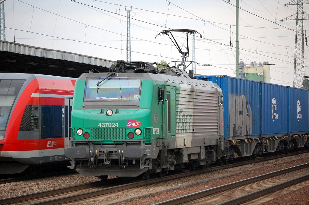 FRET/SNCF Leasinlok von ITL 437024 mit Containerzug (Blaue Wand) 23.08.11 Bhf. Flughafen Berlin-Sch�nefeld.