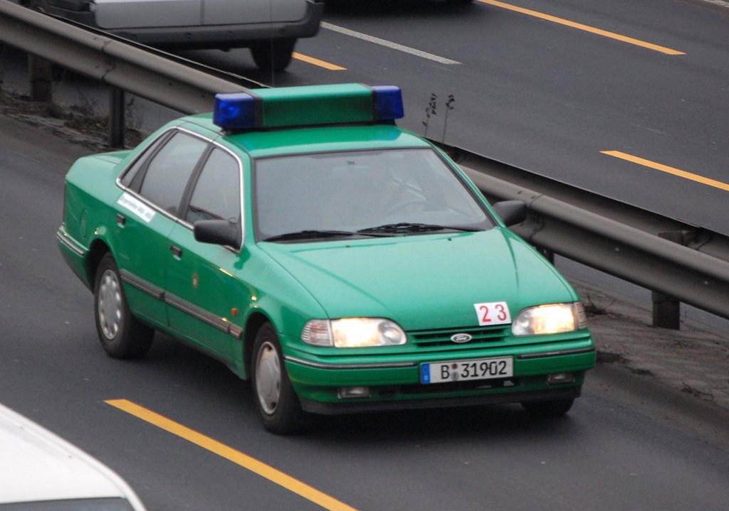 F�hrungsfahrzeug der Berliner Bereitschaftspolizei, ein Ford Scorpio in klassisch gr�n, 30.01.09 Berliner Stadtautobahn H�he Kaiserdamm.