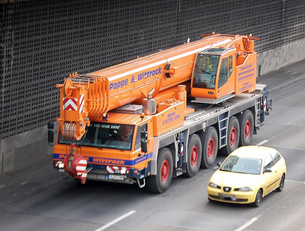 F�nfachs FAUN Typ ATF 160 bzw. 220? Fahrzeugkran der Berliner Fa.Poppe & Wittrock am 22.02.10 Stadtautobahn Berlin H�he Kaiserdamm.