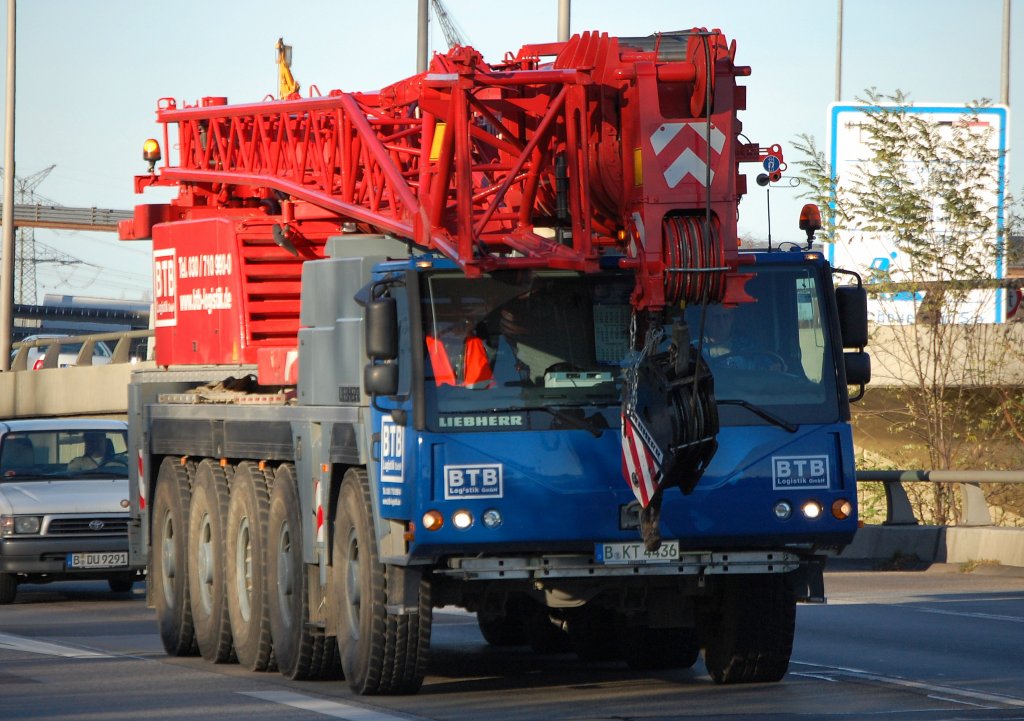 F�nfachs LIEBHERR LTM? Fahrzeugkran der Berliner Fa. BTB am 17.11.08 Autobahnabschnitt Berlin Knobelsdorffstr.