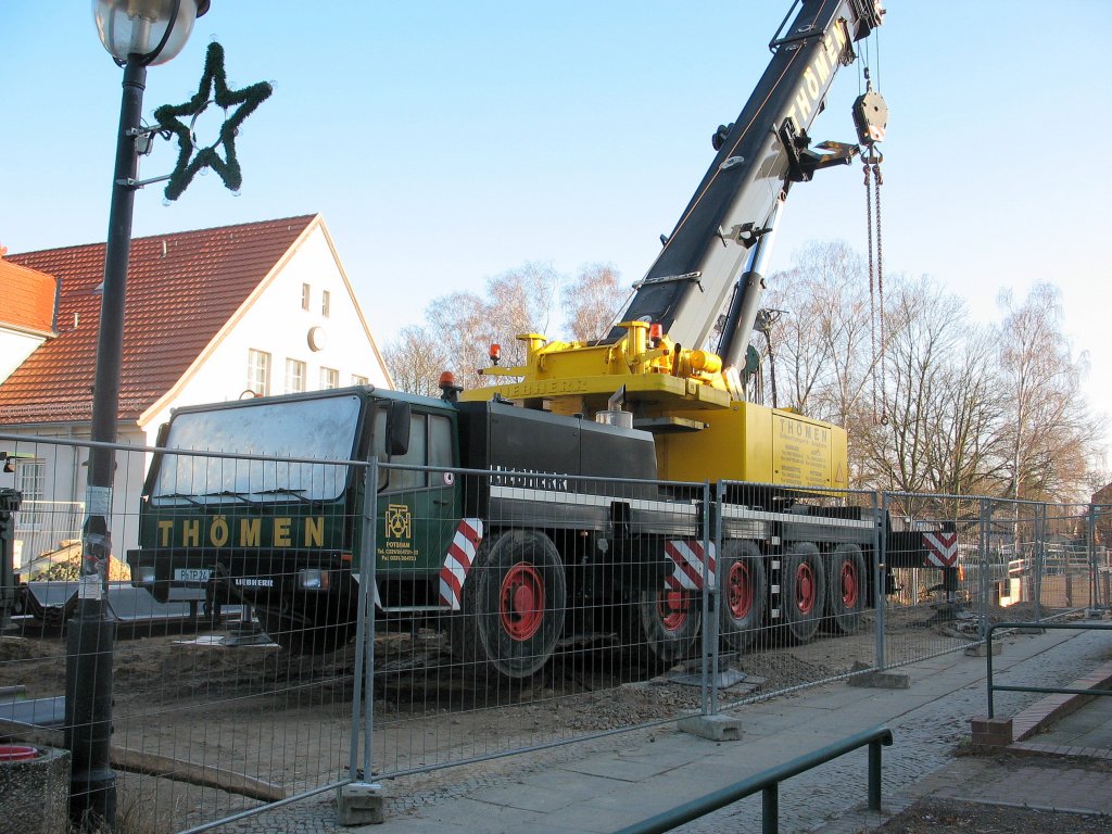 F�nfachs LIEBHERR LTM? Fahrzeugkran der Fa. TH�MEN im Fr�hjahr 2008 am Bhf. Hohen Neuendorf b.Berlin 