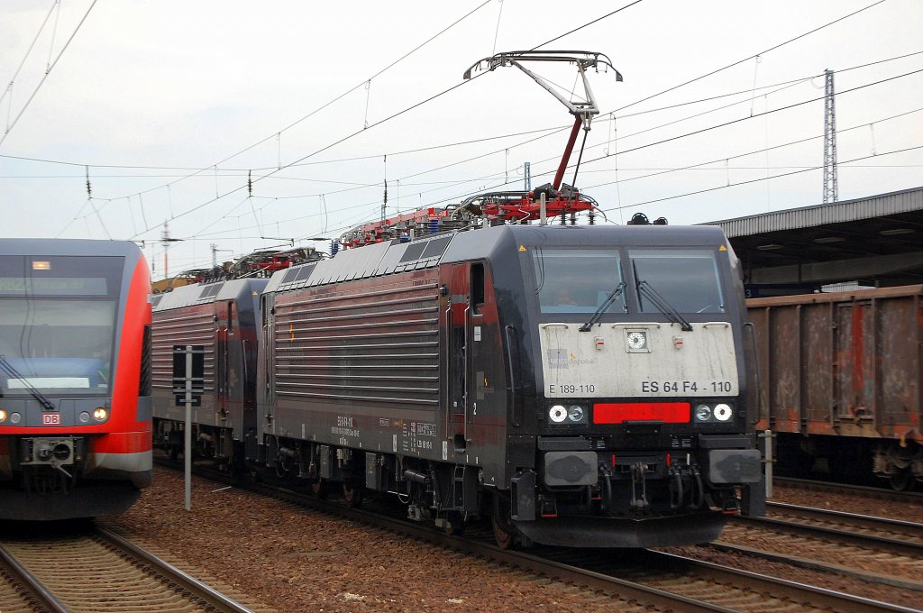 F�r CTL im Einsatz, MRCE Dispolok ES 64 F4-110 (91 80 6189 110-0 D-DISPO, Siemens Bj.2009) hat MRCE Dispolok Es 64 F4-285 (91 80 6189 285-0 D-DISPO, Siemens Bj.2009) am Haken und einen Kesselwagenganzzug, 12.08.10 Durchfahrt im Bhf. Flughafen Berlin-Sch�nefeld.