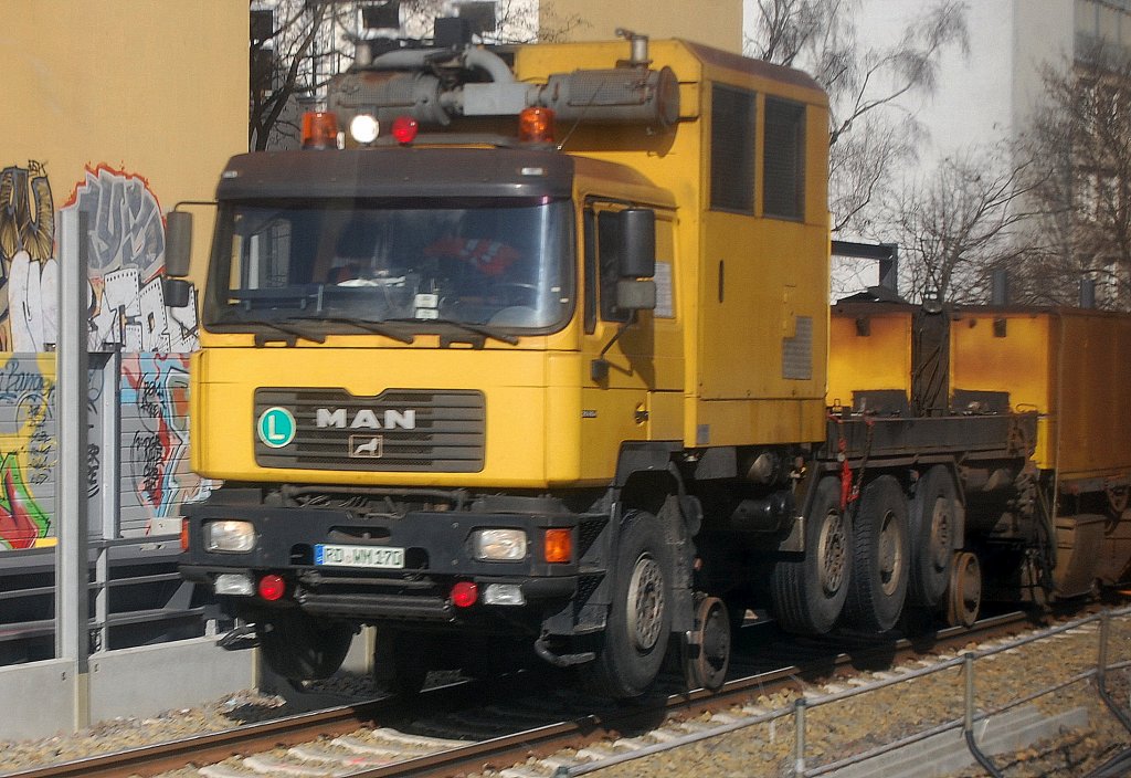 F�r ein Bild aus der fahrenden S-Bahn ok !! Die im Einsatz befindliche mobile Schienenschleifmaschine auf einem MAN Zweiwege-LKW, eine Systembezeichnung konnte ich auch diesmal nicht erkennen, 20.02.12 Gro�baustelle Berlin-Ostktreuz.