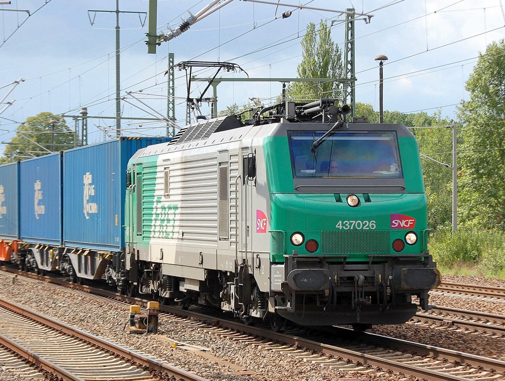 F�r ITL im Einsatz SNCF/FRET 437026 mit dem regelm��ig Samstag-Mittag verkehrenden Containerzug (Blaue Wand) bei der Einfahrt zum Kurzhalt im Bhf. Flughafen Berlin-Sch�nefeld, 28.08.10