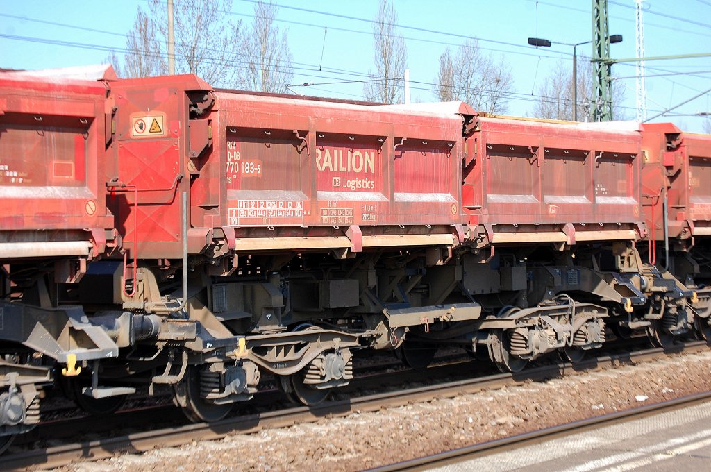 G�ngiger DB Sch�ttgutkippwagen eingestellt mit der Nr. 31 RIV 80 D-DB 6770 013-5 Fans 128, 22.03.12 Bhf. Flughafen Berlin-Sch�nefeld.