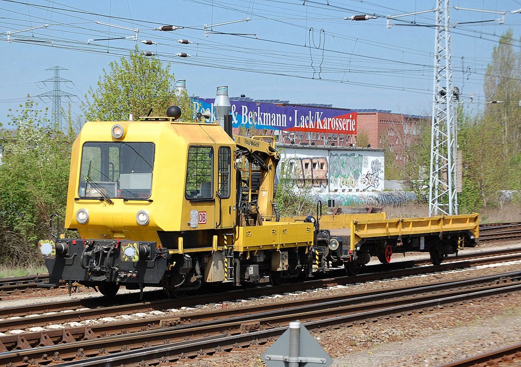 GAF 100 der DB mit Flachwagen, 27.04.12 Berlin-Sprimgpfuhl.