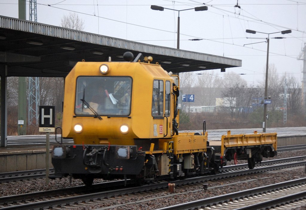 GAF 100 der DB mit H�nger am 09.01.13 Bhf. Flughafen Berlin-Sch�nefeld. 