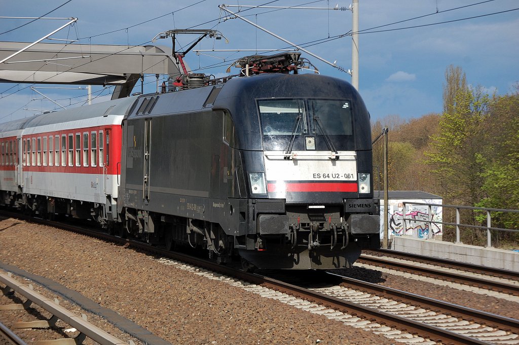 Ganz interessant ist die Tatsache, das die DB seit l�ngerer Zeit auch ein paar MRCE Dispoloks vom Typ ES 64 U2 (BR 182) angemietet hat. Hier kommt ES 64 U2-061 (91 80 6182 561-1 D-DISPO, Bj. 2004) mit einer PbZ-Fahrt mit einigen DB-Nachtzugwagen Richtung Borholmer Str. durch Berlin-Pankow gefahren, 27.04.10 