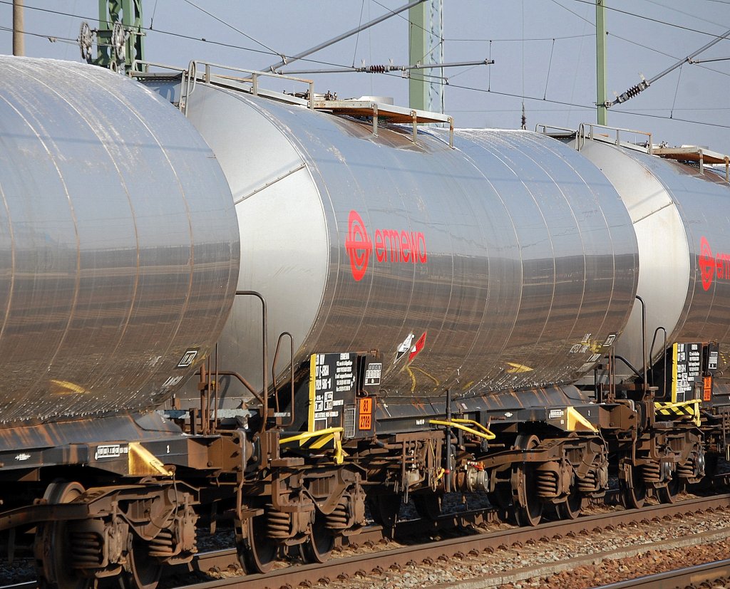 Ganzug mit blitzeblanken Kesselwagen vom Wageneinsteller ermewa aus Frankreich, im Bild der Wagen mit der Nr. 33 RIV 87 F-ERSA 7929 585-8 Typ Zaces lt. Gefahrstofftafel 83/2789 f�r 80%´tige L�sung von Essigs�ure als Bef�llung, 23.02.11 Bhf. Flughafen Berlin-Sch�nefeld.