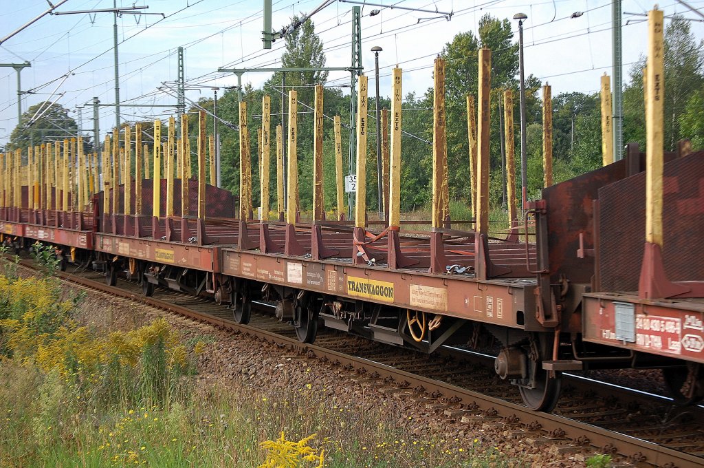 Ganzzug mit Flachwageneinheiten mit abgesenktem Fu�boden und ExTe-Rungen Typ Laas vom Einsteller Transwaggon GmbH in Hamburg, 31.08.11 Bhf. Flughafen Berlin-Sch�nefeld. 