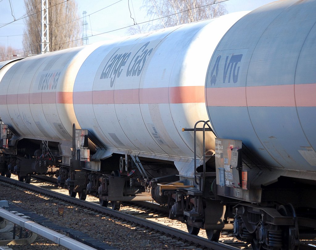 Gasdruckkesselwagen der Fa. Lange & Co.GmbH vom Typ Zagkks mit der Aufschrift Lange Gas f�r Propangasbef�llung, 21.02.11 Berlin-Karow.