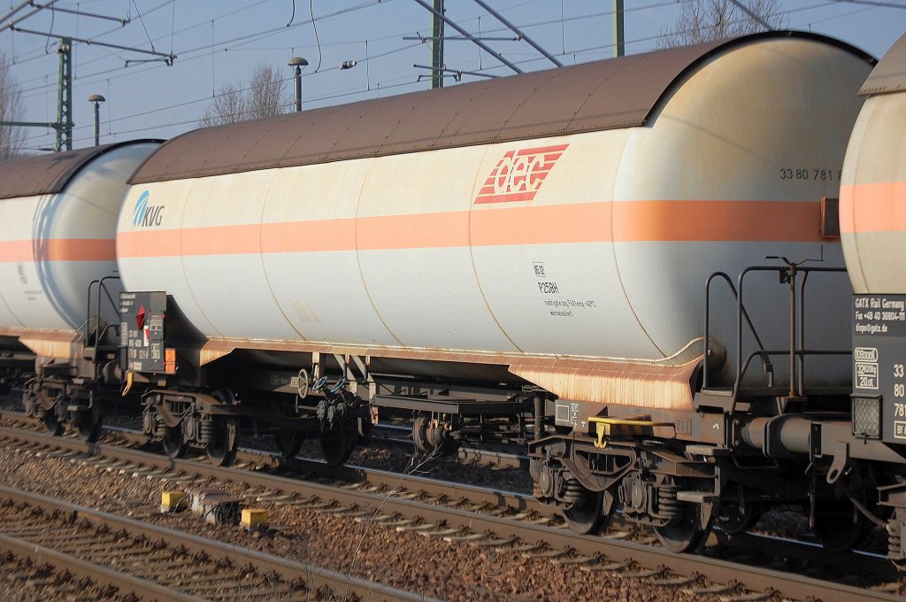 Gasdruckkesselwagen mit Sonnendach vom Wageneinsteller GATX Rail Germany GmbH eingestellt mit der Nr. 33 RIV 80 D-GATXD 7818 121-5(P) Zags Bf.Altenburg, lt. Gefahrstofftafel (23/1077) f�r Propen als Bef�llung, 28.02.11 Bhf. Flughafen Berlin Sch�nefeld.