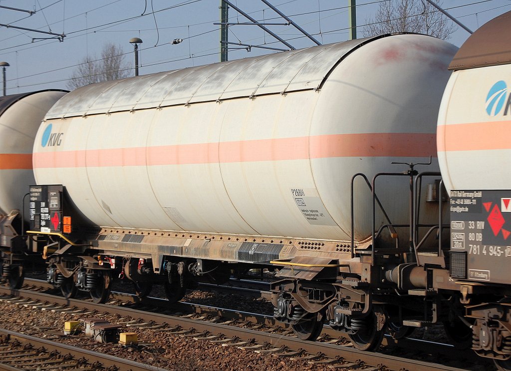 Gasdruckkesselwagen mit Sonnendach vom Wageneinsteller GATX Rail Germany GmbH mit der Nr. 33 RIV 80 D-GATXD 7921 277-9 Zagkks Bf.Altenburg lt. Gefahrstofftafel (23/1965) f�r Propangas-Bef�llung, 28.02.11 Bhf. Flughafen Berlin Sch�nefeld.