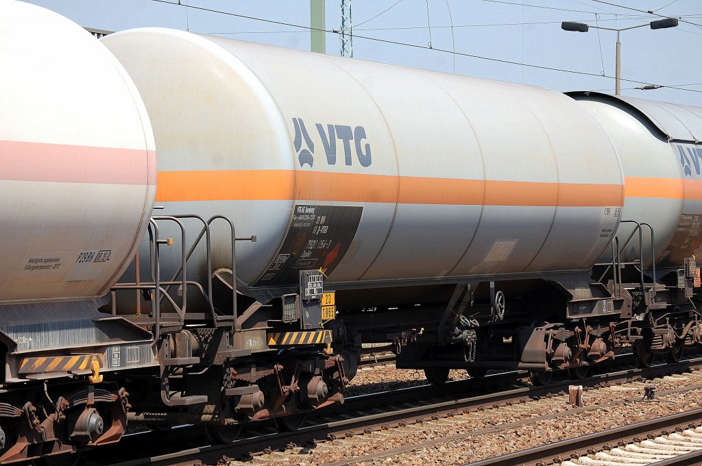 Gasdruckkesselwagen vom Wageneinsteller VTG AG in Hamburg mit der Nr. 33 RIV 80 D-VTGD 7920 054-3 Zagkks Bf.: Maschen Rbf. f�r Propangas-Transporte, 19.06.13 Bhf. Flughafen Berlin-Sch�nefeld.