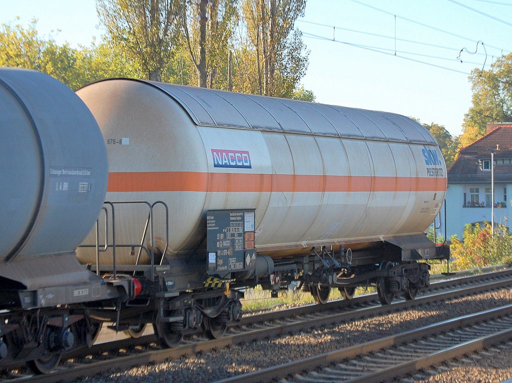 Gasdruckkkesselwagen vom  Wageneinsteller NACCO f�r die Fa. skw. PIESTERITZ eingestellt mit der Nr. 33 RIV 80 D-NACCO 781 4 976-6 Zags Bf. Maschen Rbf. f�r lt. Gefahrstofftafel (268/1005) Ammoniak Transporte, 30.09.11 Berlin-Karow. 