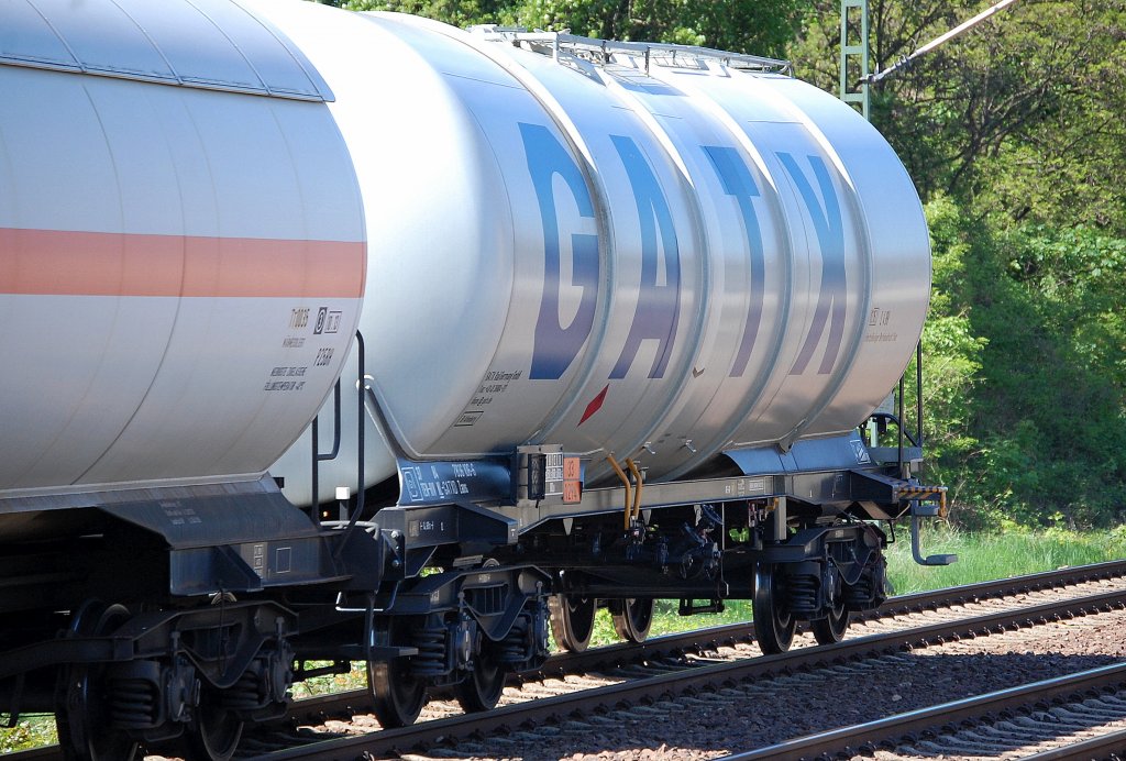 GATX Germany mit einem in den Niederlanden registrierten Kesselwagen mit der Nr. 37 TEN-RIV 84 NL-GATXD 7836 106-6 Zaes lt Gefahrstofftafel 33/1294 f�r Tuluol-Transporte, 15.05.13 Berlin-Jungfernheide.