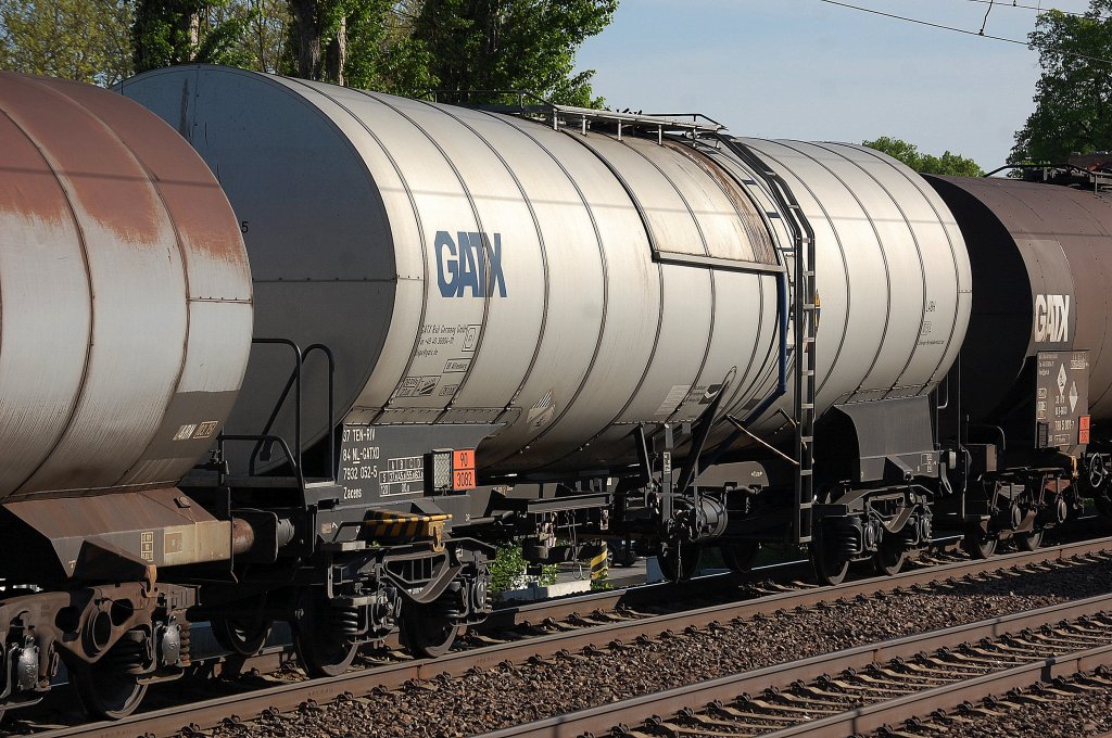 GATX Germany mit Kesselwagen eingestellt in den Niederlanden mit der Nr. 37 TEN-RIV 84 NL-GATXD 7932 052-5 Zacens lt. Gefahrstofftafel 90/3082 f�r fl�ssige umweltgef�hrdende Stoffe, 15.05.13 Berlin-Karow.