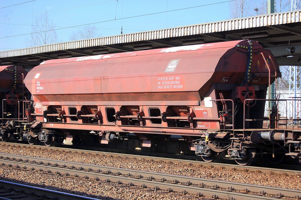 Gedeckter Drehgestell-Sch�ttgutwagen der DB eingestellt mit der Nr. 31 RIV 80 D-DB 0819 050-2 Tads 957 f�r D�nger aus der Hydro Agri Rostock GmbH, 06.03.12 Bhf. Flughafen Berlin-Sch�nefeld.