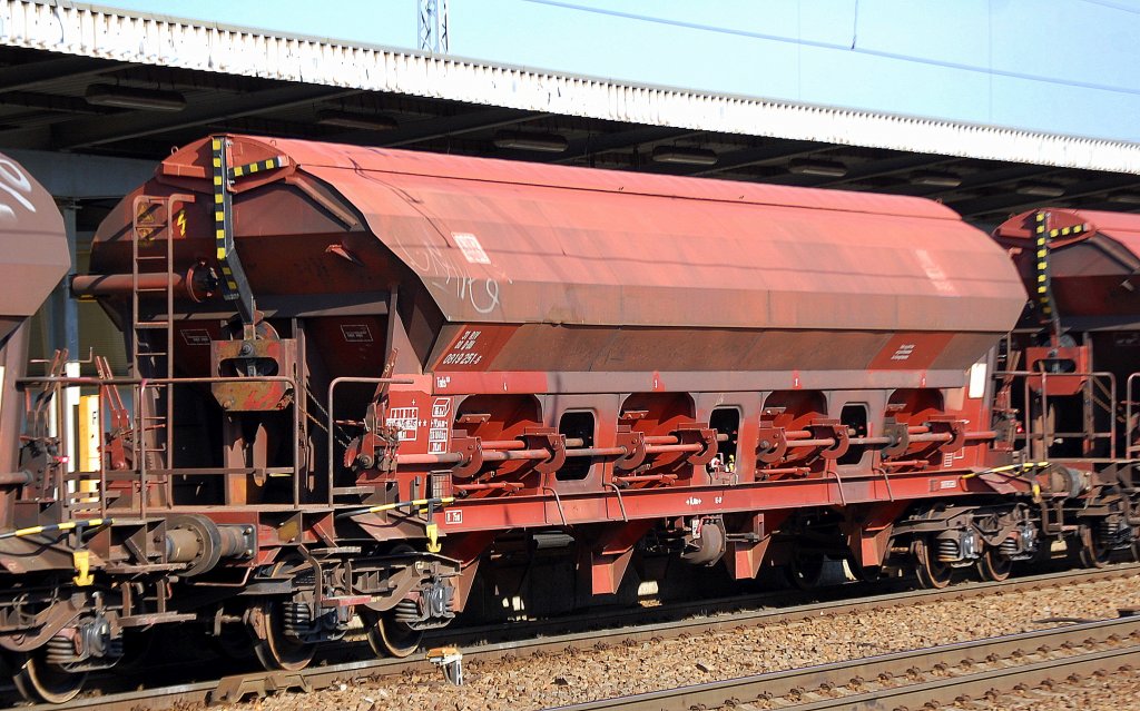 Gedeckter Drehgestell-Sch�ttgutwagen der DB mit D�nger von der Hydo Agri Rostock GmbH eingestellt mit der Nr. 31 RIV 80 D-DB 0819 251-6 Tads 958 am 06.03.12 Bhf. Flughafen Berlin-Sch�nefeld.