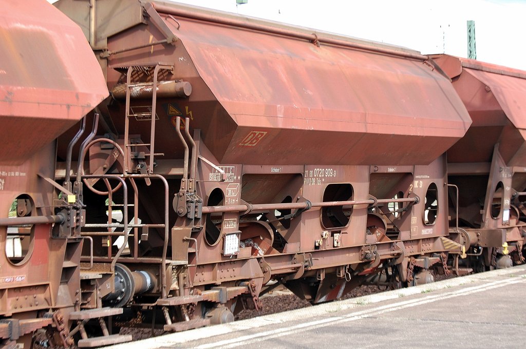 Gedeckter Sch�ttgutwagen der DB eingestellt mit der Nr. 21 RIV 80 D-DB 0720 909-9 Tds 930 beladen mit Kaliumchlorid 60 (EG-D�ngemittel) vom Hersteller VST Werk Zielitz KALI GmbH f�r einen polnischen Abnehmer (Luvena S.A.) in PKP Lubon k/Poznania am 31.08.11 Bhf. Flughafen Berlin-Sch�nefeld.