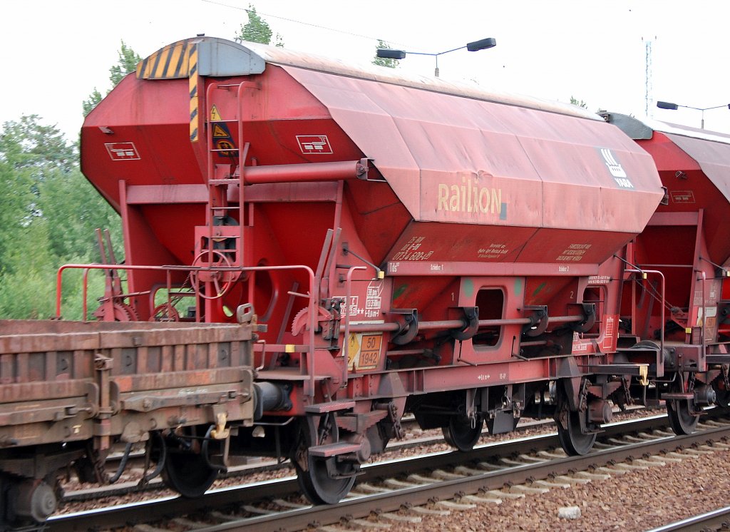 Gedeckter Sch�ttgutwagen der DB f�r die Firma YARA im Einsatz vom Typ Tds 937, ein Wagen mit zwei Rads�tzen und dosierbarer Schwerkraftentladung lt Gefahrenstofftafel (50/1942) f�r Ammoniumnuitrat-Transporte (D�ngemittel) eingestellt mit der Nr. 25 RIV 80 D-DB 073 4 600-4, 12.08.10 Bhf. Flughafen Berlin-Sch�nefeld. 