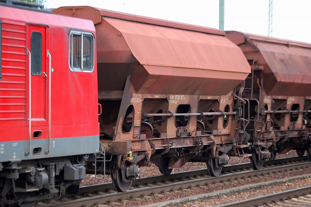 Gedeckter Sch�ttgutwagen mit zwei Rads�tzen und dosierbarer Schwerkraftentladung vom Typ Tds 932 der DB mit der Nr. 21 RIV 80 D-DB 0738 167-4 am 18.08.10 Bhf. Flughafen Berlin-Sch�nefeld.