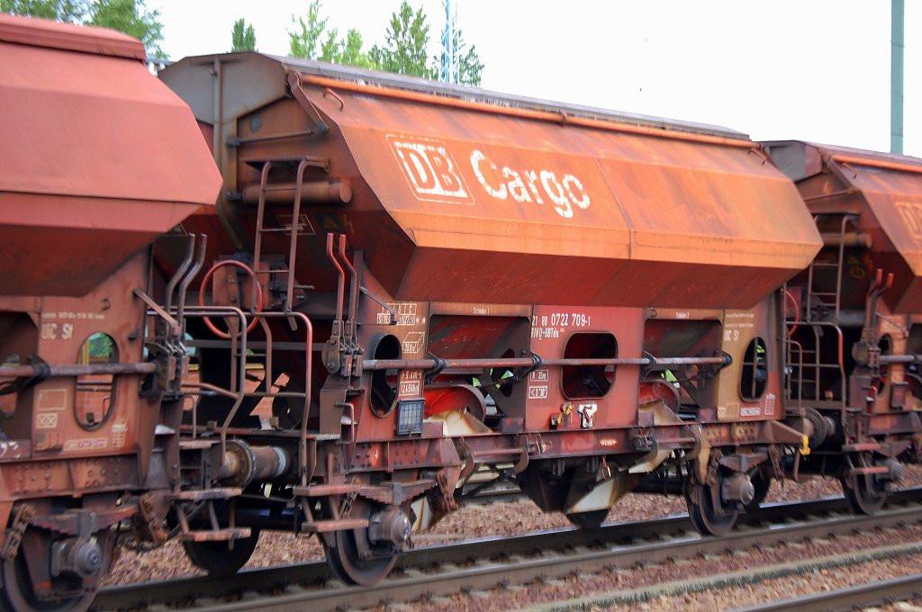 Gedeckter Sch�ttgutwagen mit zwei Rads�tzen und dosierbarer Schwerkraftentladung vom Typ Tds 930 der Db mit der Nr. 21 RIV 80 D-DB 0722 709-1 am 18.08.10 Bhf. Flughafen Berlin-Sch�nefeld.