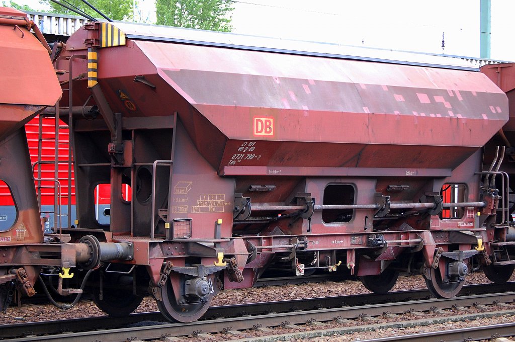 Gedeckter Sch�ttgutwagen mit zwei Rads�tzen und dosierbarer Schwerkraftentladung vom Typ Tds 942 der DB mit der Nr. 21 RIV 80 D-DB 0721 790-2 am 18.08.10 Bhf. Flughafen Berlin-Sch�nefeld.